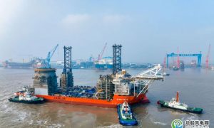 全新一代风电安装船首制船在启东中远海运海工下水