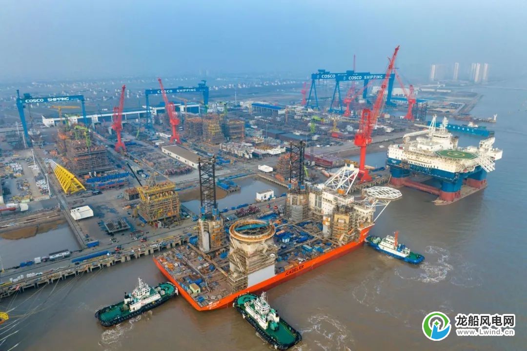 全新一代风电安装船首制船在启东中远海运海工下水