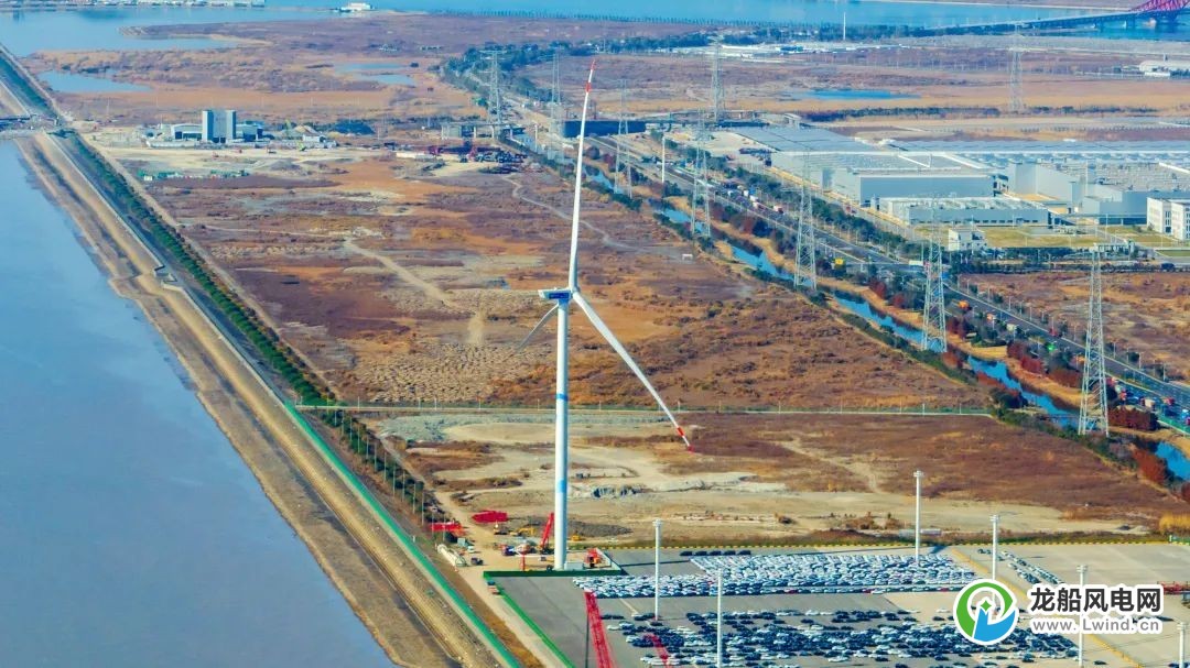 浙江省首个低碳码头示范工程首台风机在梅山港区并网发电