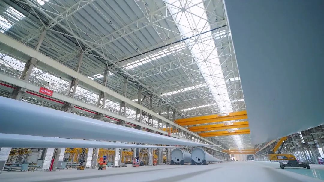 最长！最大！中国中车首支120米级风电叶片下线