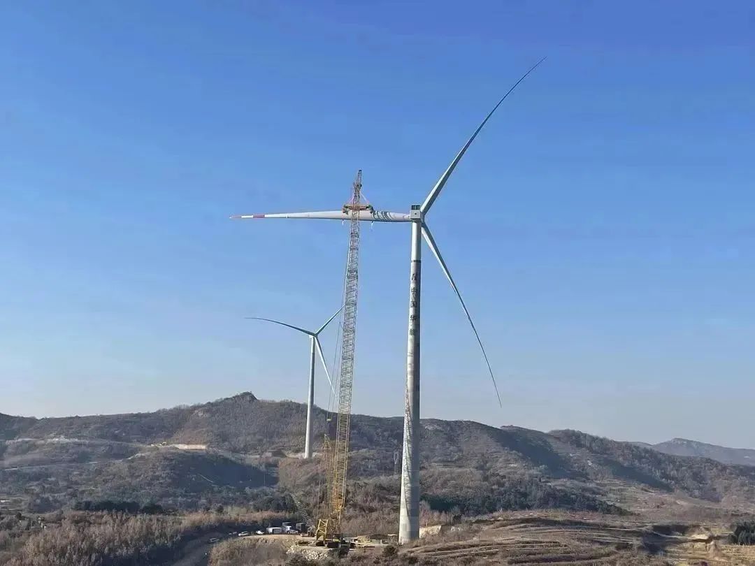 中石化起运公司营口风电项目首台混塔圆满吊装！